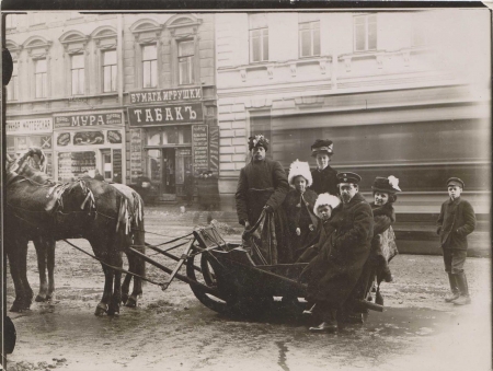 Poliksena Nesterovna Shishkina-Iavein in a horse-drawn sleigh with her children and husband on Nevskii Prospekt during Maslenitsa, 1909.​