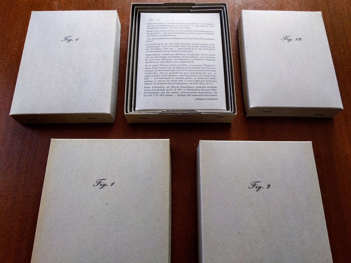 4 gray cardboard nesting boxes, with tops labelled respectively Fig. 1, Fig. 2, Fig. 0, Fig. 12, and bottoms labelled Fig. A.