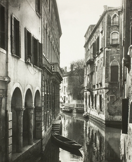 Rio di San Canciano in Venice, taken between 1860 and 1918. 