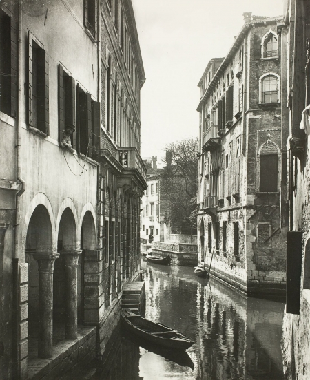 Rio di San Canciano în Venice, a canal with a boat floating in it