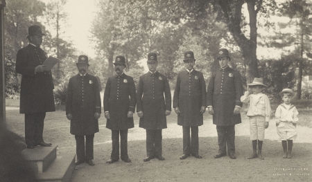 Archie and Quentin Roosevelt stand next to White House police officers, 1902.