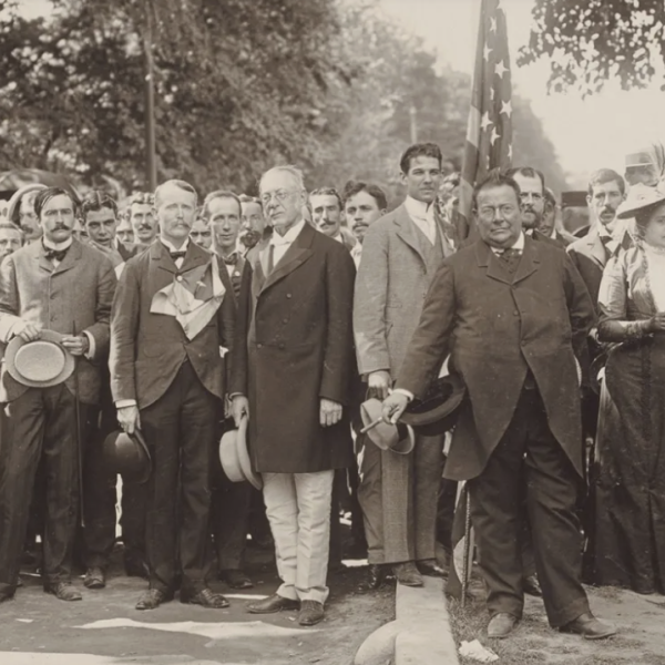 A black and white photo of a large group of Cuban educators who attended the Harvard summer program 