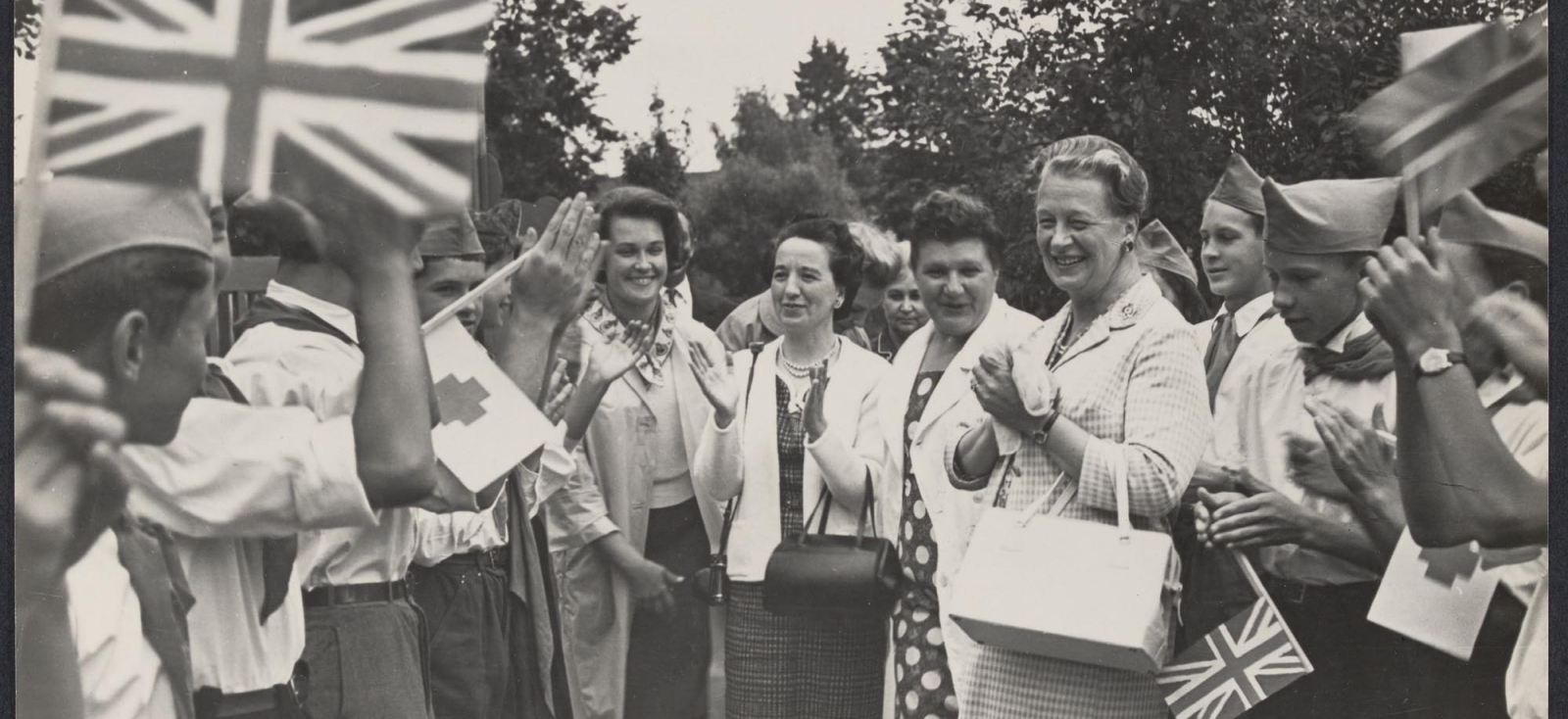 Young pioneers' camp welcomes foreign visitors.