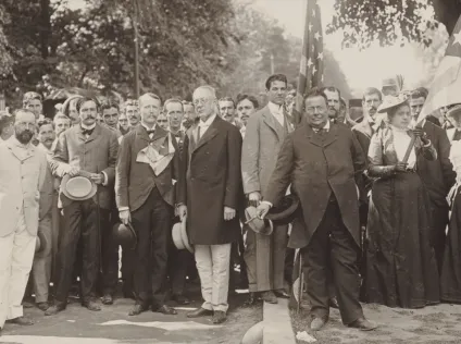 A black and white photo of a large group of Cuban educators who attended the Harvard summer program 